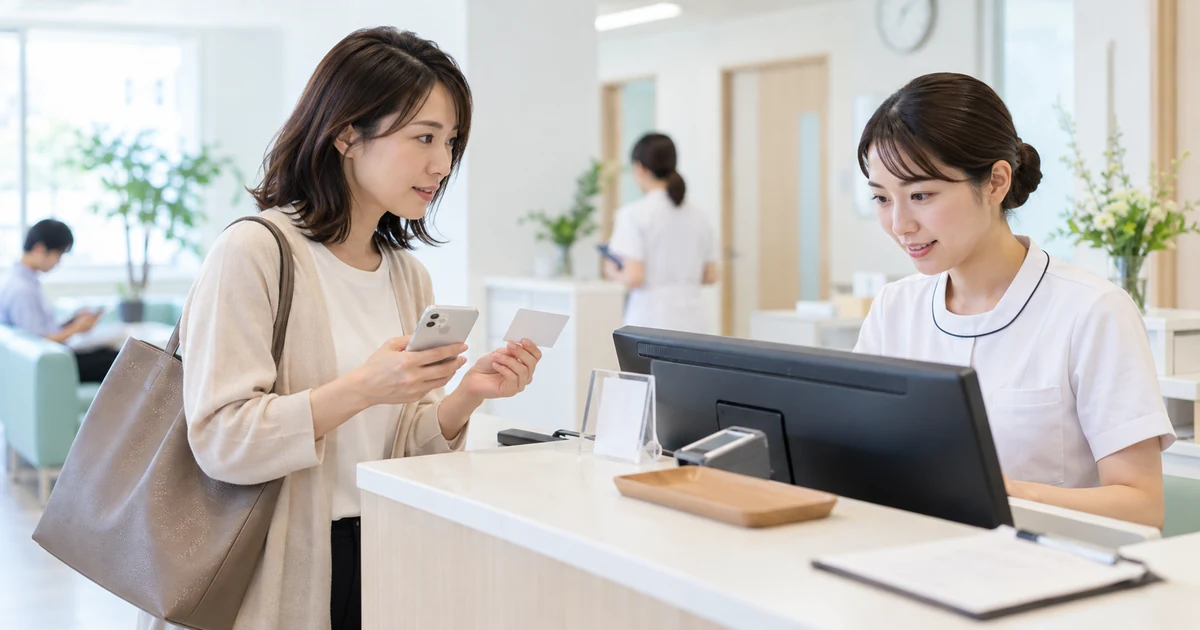 健康保険の切替中であることを医療機関の受付に伝える人